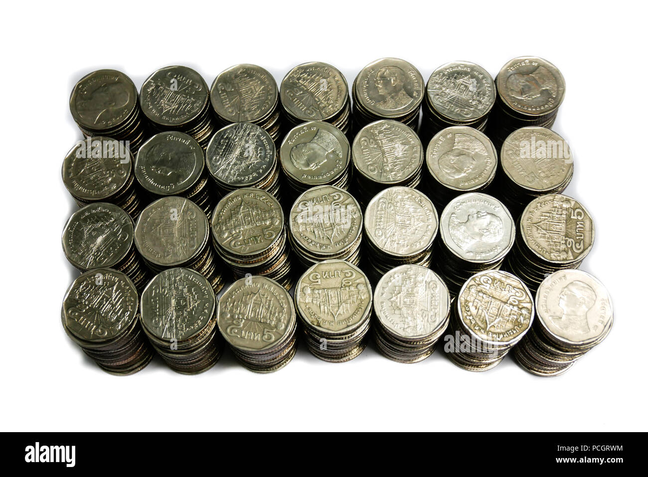 Die Währung Baht Münzen, die auf weißem oder isolierte Hintergrund sortiert sind, bereit für den Einsatz in Business, Speichern oder Finanzbranche Konzept Stockfoto