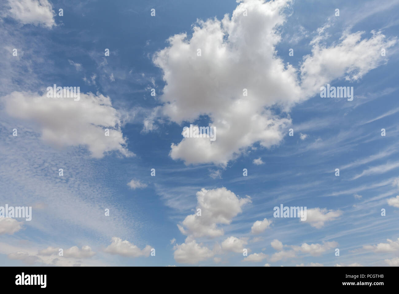 Schöne weiße Wolken und blauer Himmel über England UK. Flauschig und wispy cloudscape Hintergrund Stockfoto
