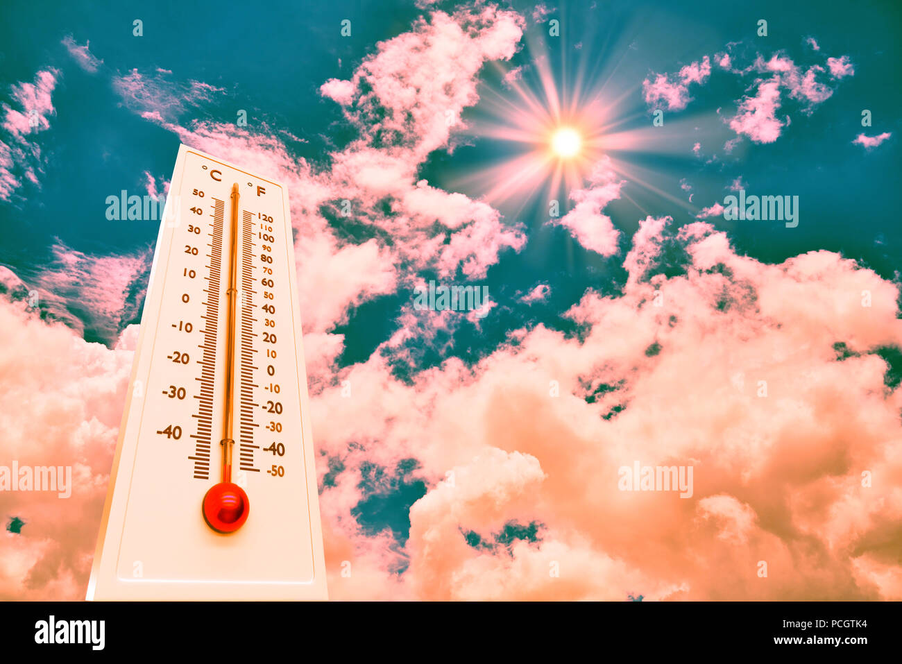 Thermometer Sun high Degres. Heißen Sommertag. Hohe Temperaturen im Sommer Stockfoto