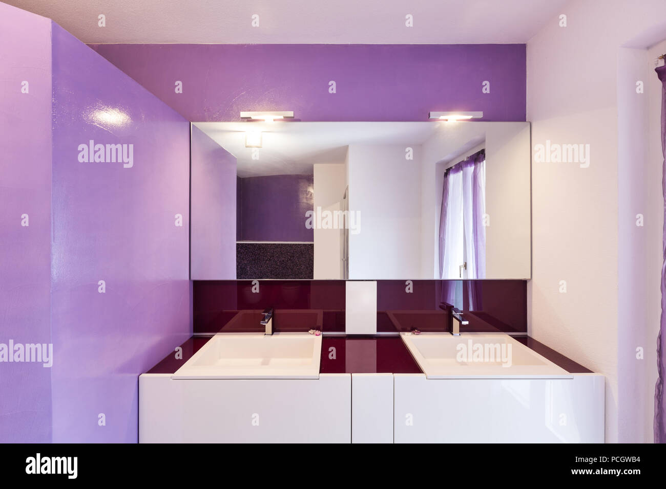 Interieur, neues Haus, komfortables Badezimmer in der Schweiz, Kanton Tessin. Schöne Farbe violett. Stockfoto