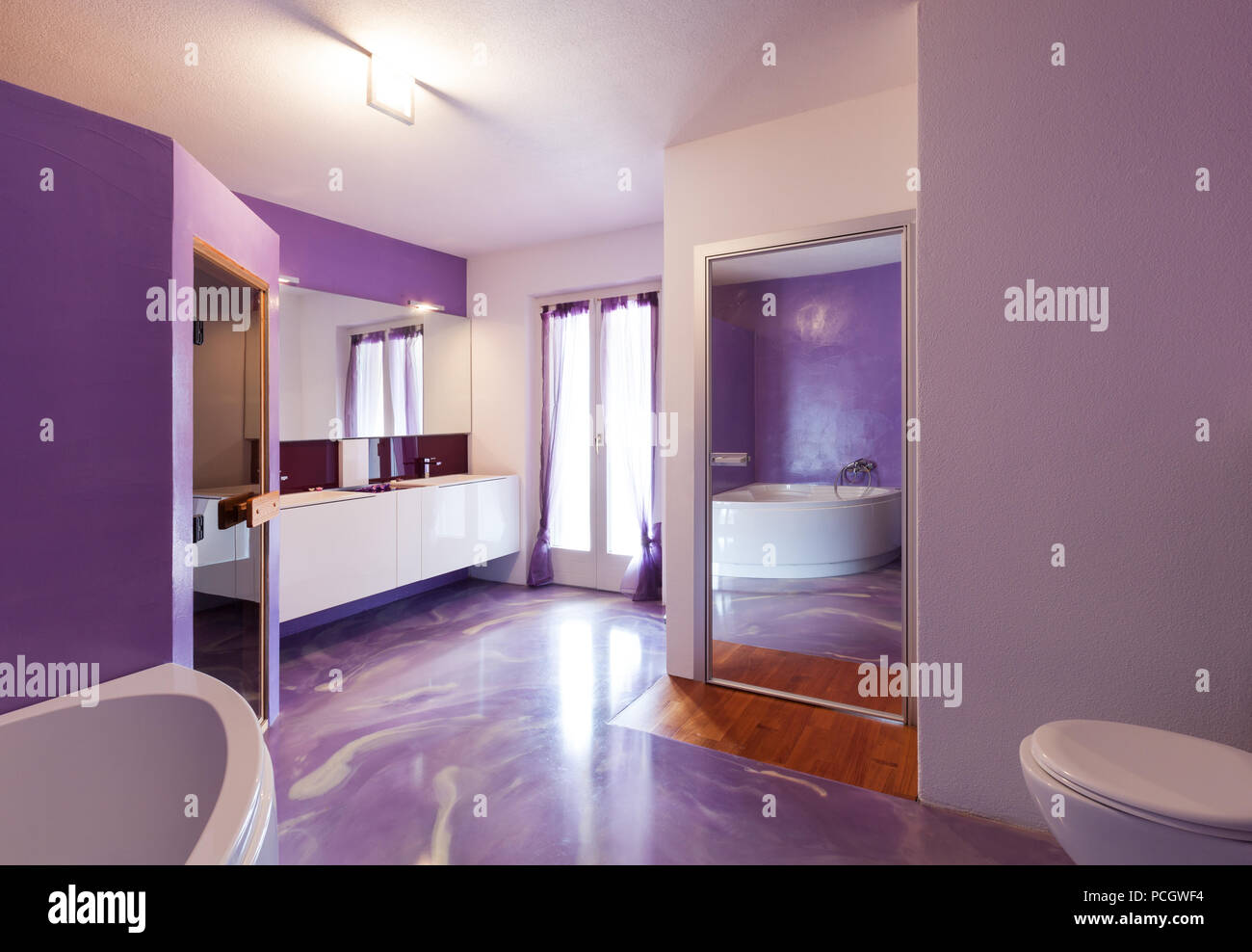 Interieur, neues Haus, ein komfortables Badezimmer mit Sauna Stockfoto