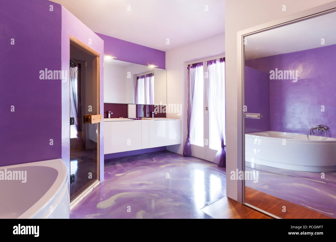 Interieur, neues Haus, ein komfortables Badezimmer mit Sauna Stockfoto