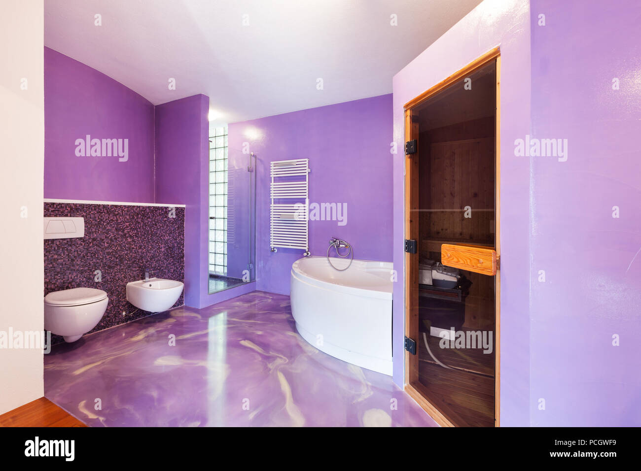 Interieur, neues Haus, ein komfortables Badezimmer mit Sauna Stockfoto