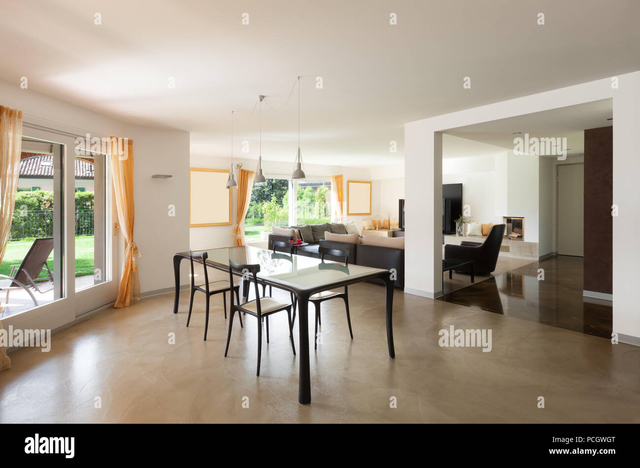 Innenbereich Haus, grosse Zimmer mit Esstisch Stockfoto