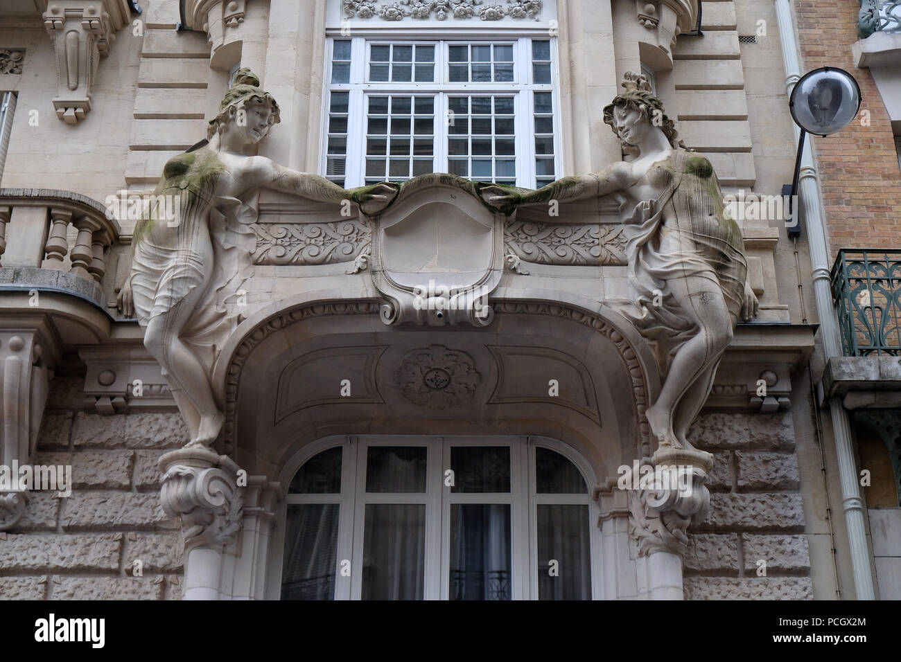 Detail der Fassade eines Gebäudes im Jugendstil in Paris Stockfoto