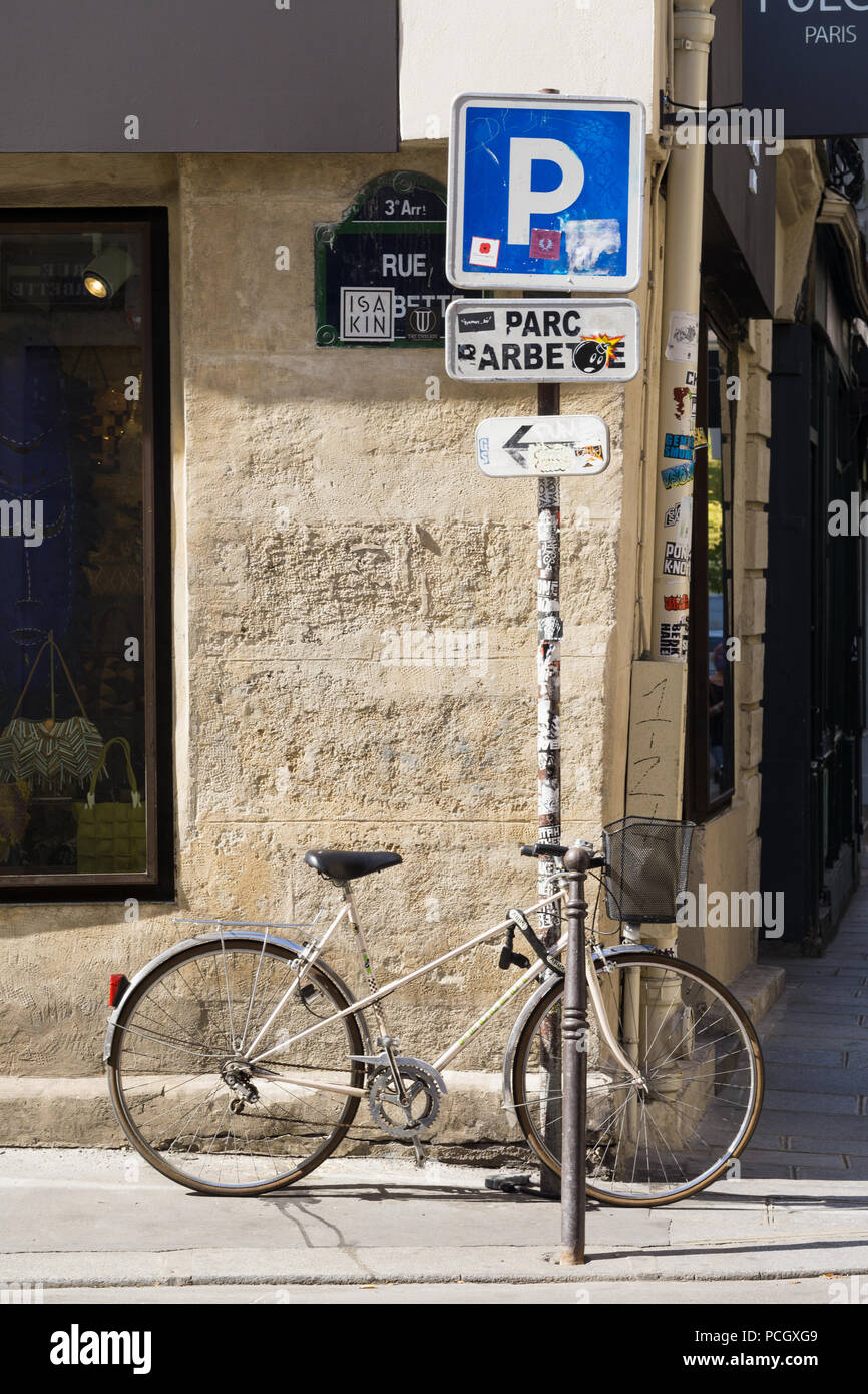 Paris mit dem Fahrrad - Fahrrad auf einer Straße in Paris, Frankreich, Europa geparkt. Stockfoto