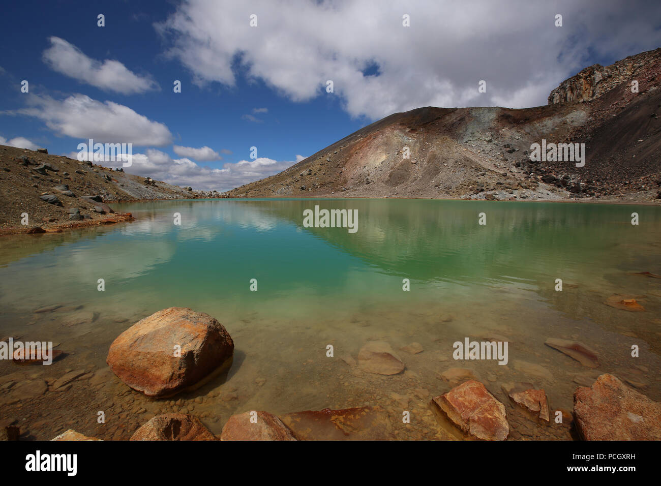 Entlang der Tongariro Alpine Crossing: Emerald Lakes Stockfoto