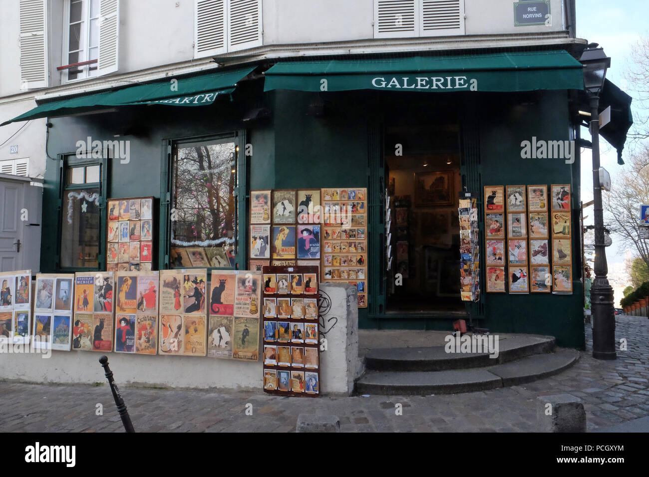 Alte Kunstdrucke zum Verkauf in Montmartre Galerie. Touristen sind auf  Gemälden dargestellt für den Verkauf in Paris, Frankreich Stockfotografie -  Alamy
