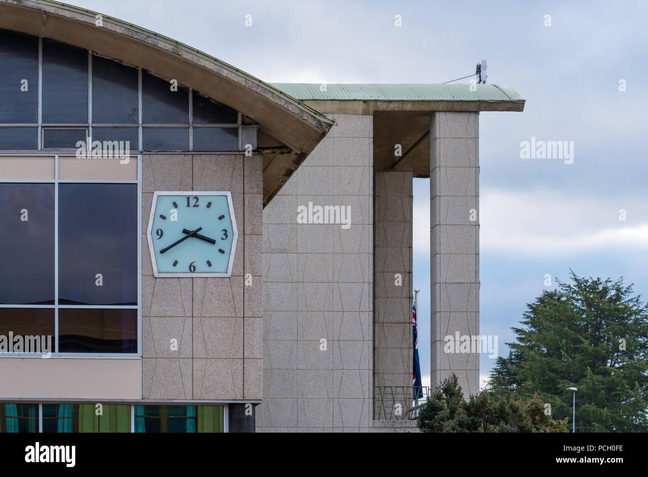 Die Uhr an der Wand der Bathurst War Memorial Civic Center von William Street Stockfoto