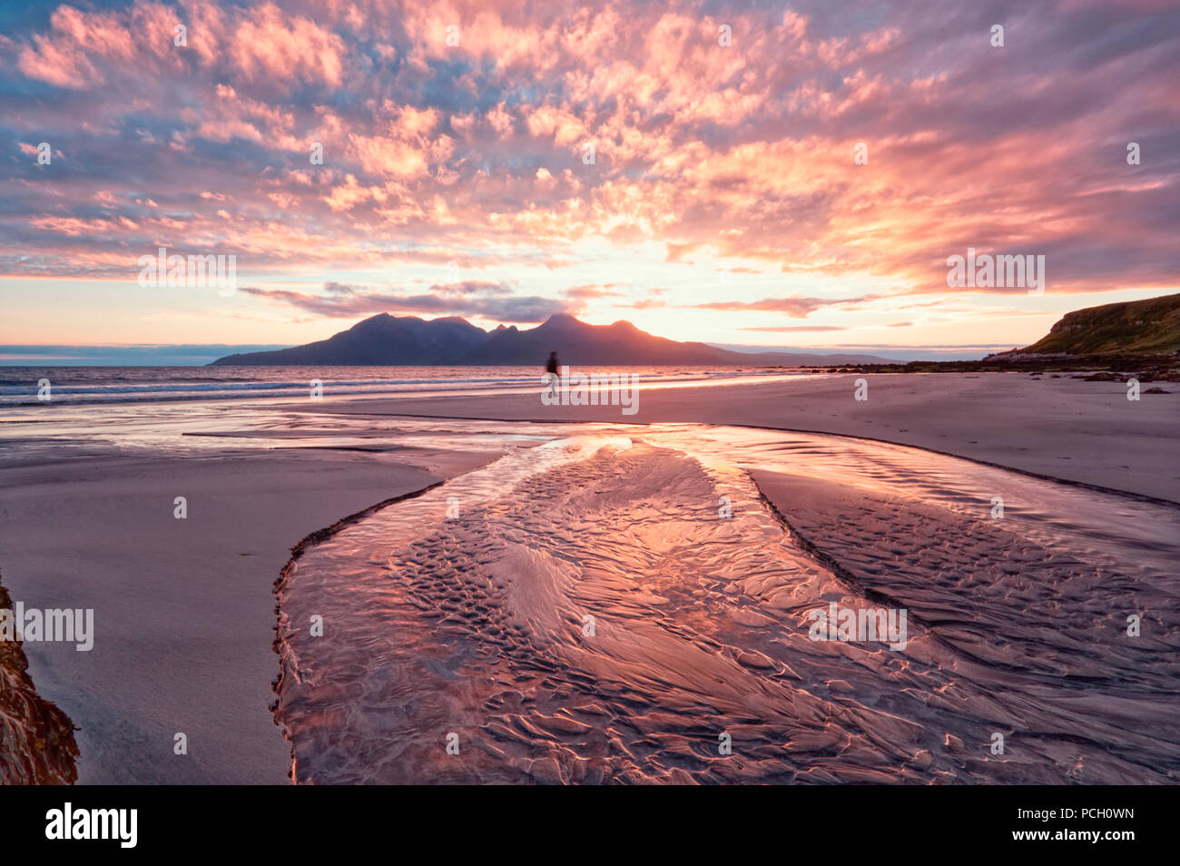 Sonnenuntergang am Laig Bucht mit Walker, Insel Eigg Stockfoto