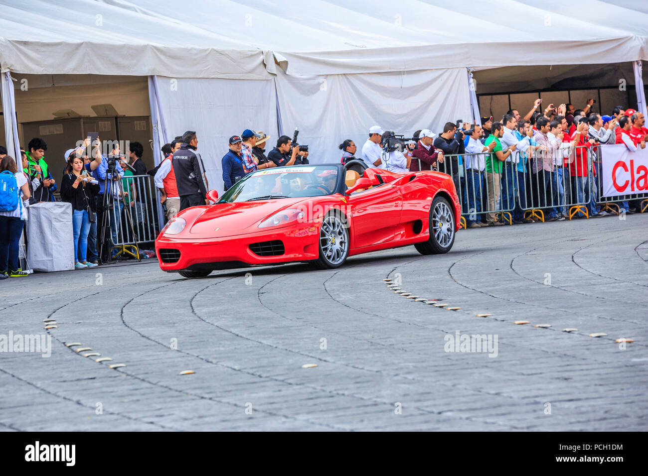 Mexiko City, Mexiko - 08 Juli, 2015: Ferrari 360 Spider, Teil der Ferraris Car Parade bei der Scuderia Ferrari Straße Demo von Telcel - ad infinitum. Stockfoto