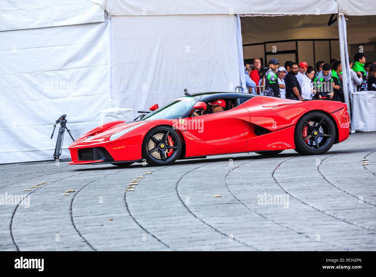 Mexiko City, Mexiko - 08 Juli, 2015: Ferrari La Ferrari, Teil des Ferraris Car Parade bei der Scuderia Ferrari Straße Demo von Telcel - ad infinitum. Stockfoto