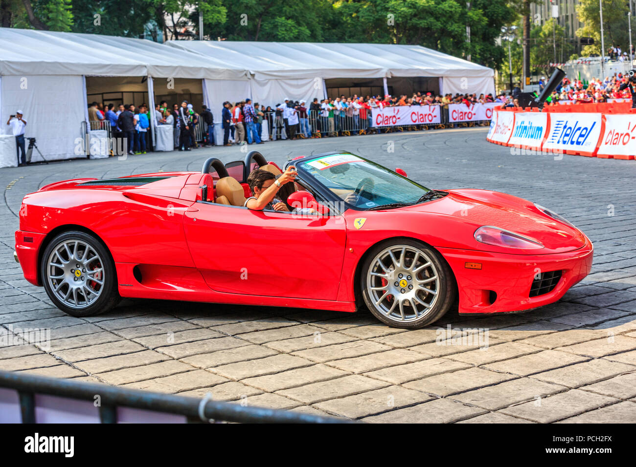 Mexiko City, Mexiko - 08 Juli, 2015: Ferrari 360 Spider, Teil der Ferraris Car Parade bei der Scuderia Ferrari Straße Demo von Telcel - ad infinitum. Stockfoto