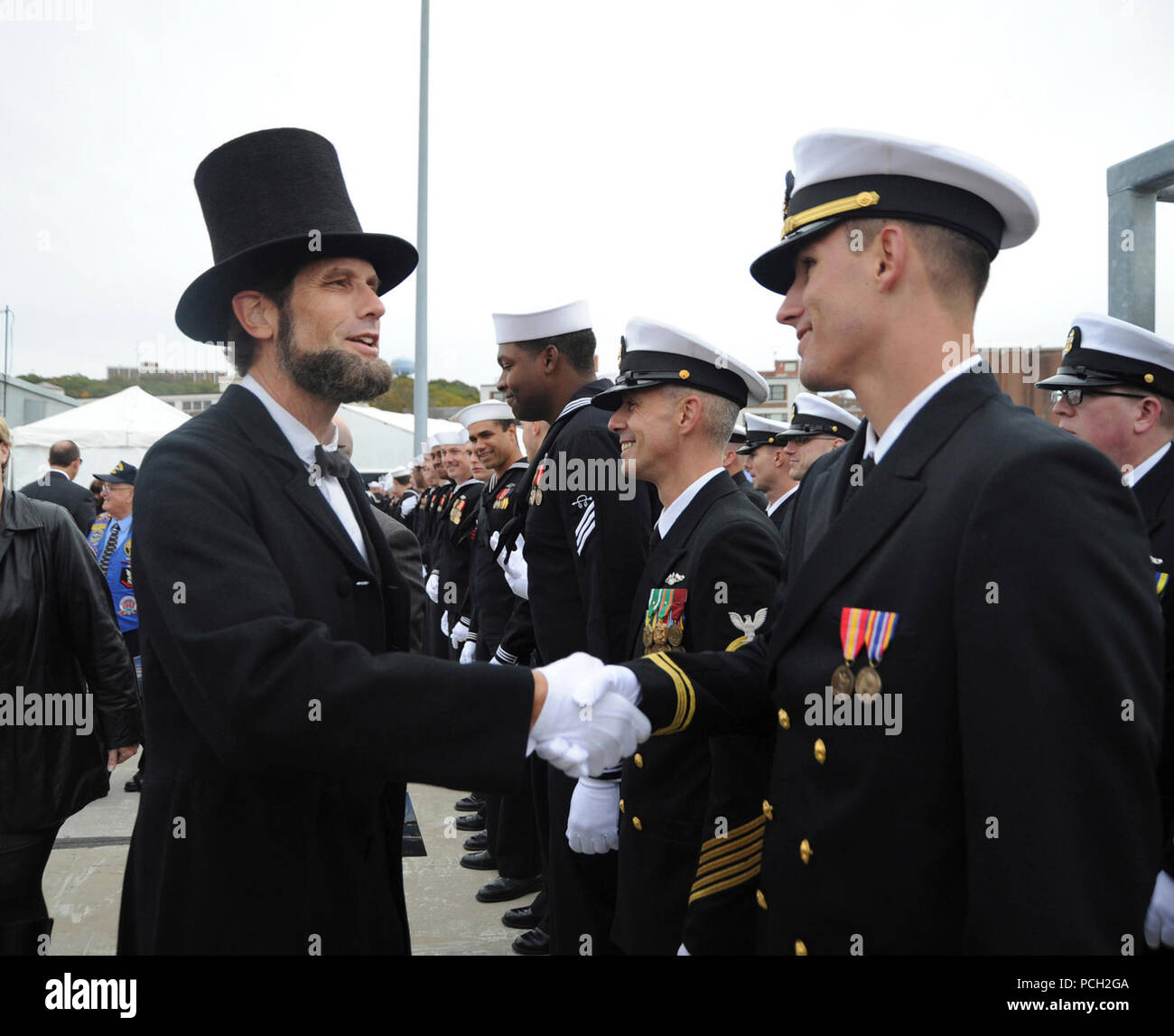 GROTON, Anschl. (23. 29, 2016) ein Gast gekleidet, wie Abraham Lincoln an der Aussendung der USS Illinois (SSN786) und schüttelt Hände der Besatzung auf der Naval Submarine Base New London, Okt. 29. USS Illinois ist die US-NavyХs 13 Virginia-Class Angriffs-U-Boot und das vierte Schiff für den Bundesstaat Illinois benannt. Stockfoto