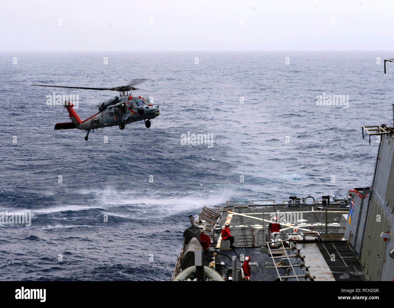 Mittelmeer (16. März 2014) Einem MH-60S Sea Hawk Hubschrauber, Hubschrauber Meer Combat Squadron (HSC) 9 bereitet zu landen auf dem Flugdeck der geführten Anti-raketen-Zerstörer USS Ramage (DDG61). Ramage ist auf einem geplanten Einsatz unterstützen Maritime Security Operations und Theater Sicherheit Zusammenarbeit in den USA 6 Flotte Bereich der Operationen. Stockfoto