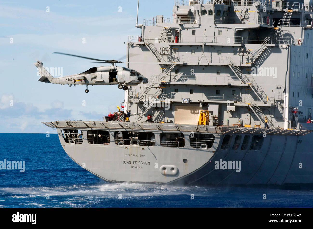 Pazifik (Sept. 5, 2012) Ein SH-60 Sea Hawk Hubschrauber zugeordnet zu Kriegsherren von Hubschrauber Anti-Submarine Licht (HSL) 51 holt die Lieferungen aus den Flight Deck der militärischen Sealift Command's Fleet Auffüllung öler USNS John Ericsson (T-AO 194) während einer laufenden Auffüllung mit der ticonderoga-Klasse geführte-missile Cruiser USS Cowpens (CG63). Cowpens ist Teil der George Washington Carrier Strike Group, nur vorwärts eingesetzt Carrier strike Group der US Navy, Yokosuka, Japan, und ist die Durchführung einer routinemäßigen Western Pacific Patrol. Stockfoto