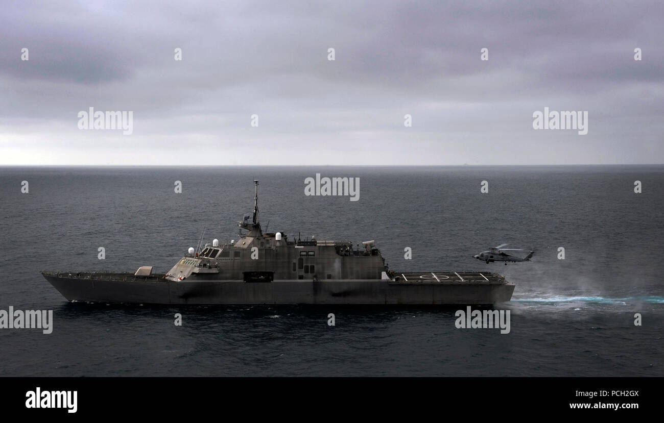 Ozean (7. Juni 2011) Einem MH-60R Sea Hawk Hubschrauber, Hubschrauber Maritime Strike Squadron (HSM) 77 bereitet sich auf Land an Bord der USS Freiheit Littoral Combat Ship (LCS 1). Stockfoto