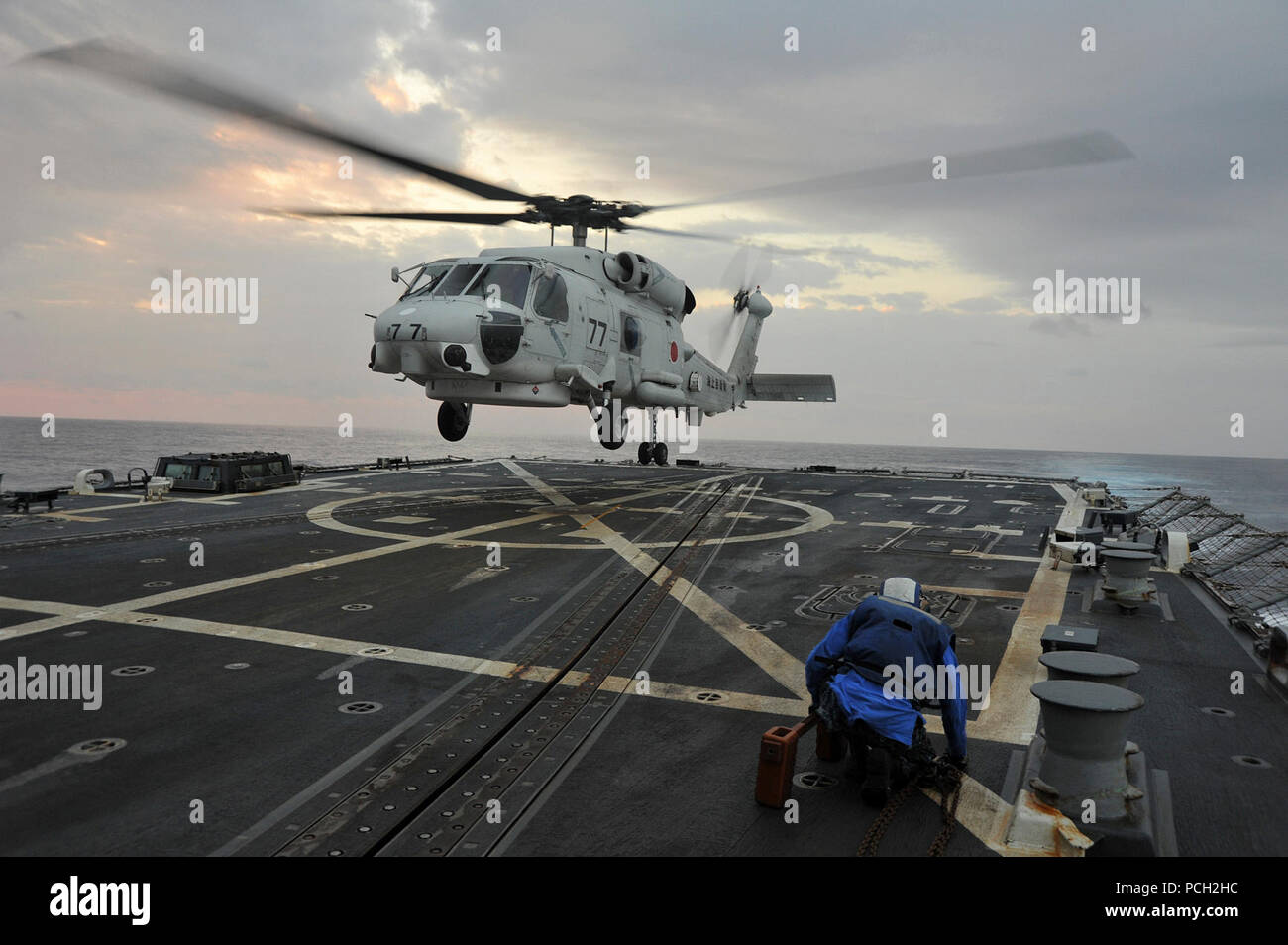 Philippinischen MEER (Nov. 13, 2012) ein Japan Maritime Verteidigung-kraft SH-60J Sea Hawk Hubschrauber landet an Bord der Arleigh-Burke-Klasse geführte Anti-raketen-Zerstörer USS McCampbell (DDG85) während eine maritime Übung entwickelt, Interoperabilität und die Beziehungen zwischen den Nationen zu verbessern. McCampbell ist Teil der George Washington Carrier Strike Group, die US-Marine ist nur kontinuierlich vorwärts - eingesetzt Carrier strike Group, Yokosuka, Japan, und ist die Durchführung einer routinemäßigen Western Pacific Patrol zur Unterstützung der regionalen Sicherheit und Stabilität in der asiatisch-pazifischen Region von entscheidender Bedeutung. Die US-Marine Stockfoto