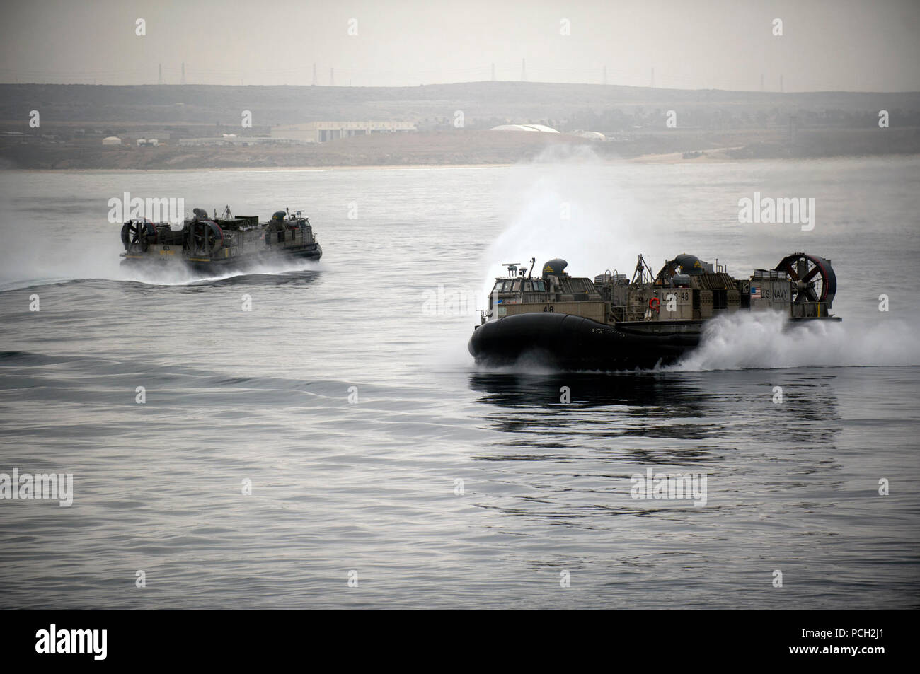 Ozean (21. Juni 2012) Landing Craft air cushion nähert sich dem welldeck des Amphibious Assault ship USS Makin Island (LHD 8) eine Ausrüstung offload zu unterstützen. Makin Island und Marines auf den 11 Marine Expeditionary Unit zugeordnet sind, die die US-Flotte 3 Bereich der Operationen eingesetzt. Stockfoto