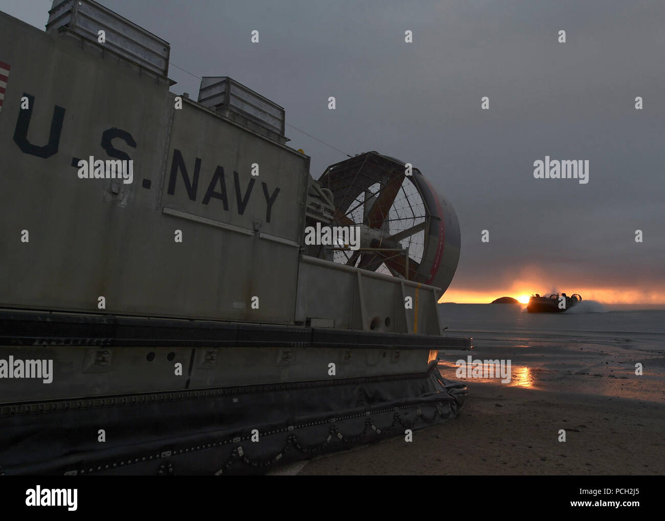 TOWNSHEND INSEL (13. Juli 2017) eine Landing Craft air cushion (LCAC) von Naval Beach (NBU) 7, zieht in den Strand aus an den Anlagen als Teil einer groß angelegten amphibischen Angriff übung Drop während der Talisman Sabre 2017. Talisman Säbel ist eine Biennale USA und Australien bilateralen Ausübung gehalten vor der Küste von Australien gedacht, um die Interoperabilität zu erreichen und den USA - Australien Bündnis stärken. Stockfoto