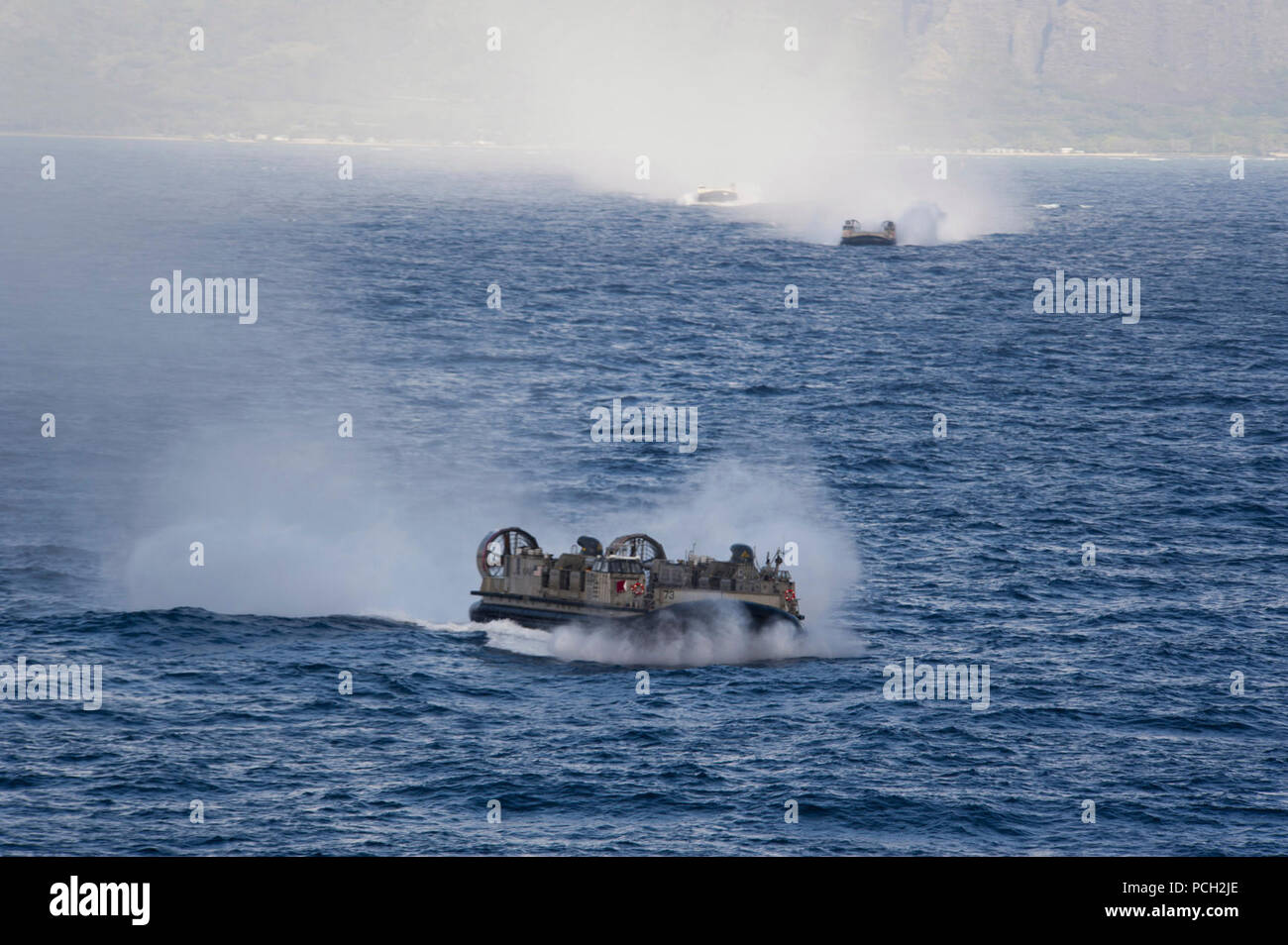 Pazifik (Aug. 1, 2012) Landung Handwerk Luftpolster, zum Angriff Craft Unit (ACU) 5, Ansatz der Amphibisches Schiff USS Essex (LHD2) Während der Pacific Rim (Rimpac) 2012 zugeordnet. Zwanzig - zwei Nationen, mehr als 40 Schiffe und u-Boote, mehr als 200 Flugzeugen und 25.000 Mitarbeiter sind die Teilnahme an der Übung RIMPAC Biennale vom 29. Juni bis 3. August, in und um die Inseln von Hawaii. Die weltweit größte internationale maritime Übung RIMPAC bietet eine einzigartige Gelegenheit, dass Training hilft den Teilnehmern fördern und die kooperativen Beziehungen, die wichtig sind, Sustain ensur Stockfoto