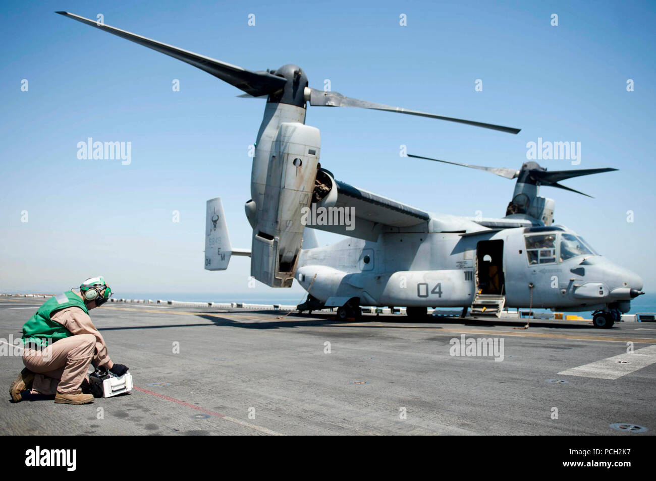 Arabische Meer (Aug. 7, 2012) Cpl. Ian Seite führt Wartungen auf einer MV-22 B Osprey während des Fluges Viertel auf dem Flugdeck an Bord der multipurpose Amphibious Assault ship USS Iwo Jima (LHD7). Iwo Jima mit dem begonnen 24 Marine Expeditionary Unit bereitgestellt ist Maritime Security Operations und Theater Sicherheit Zusammenarbeit in den USA 5 Flotte Verantwortungsbereich zu unterstützen. Stockfoto