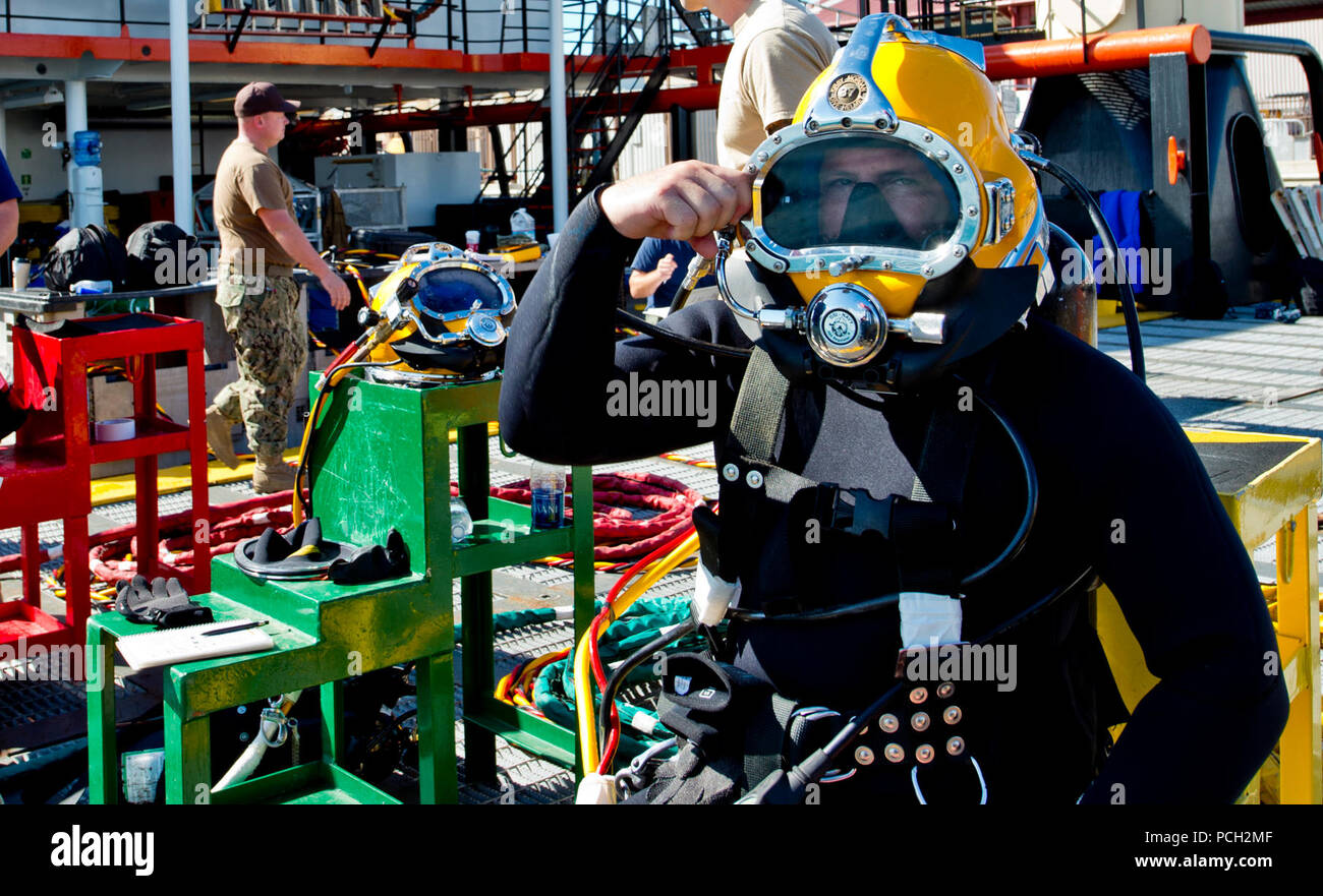 CORONADO, Kalifornien (4. 4, 2017) Navy Diver 1. Klasse Kyle Kinney, zugeordnet zu den unterseeischen Rescue Befehl (URC), führt eine Integritätsprüfung während einer Übung an der Naval Air Station North Island. URC führt laufend Schulungen Betriebsbereitschaft aufrecht zu erhalten und den maritimen Ziele der US Navy. Stockfoto