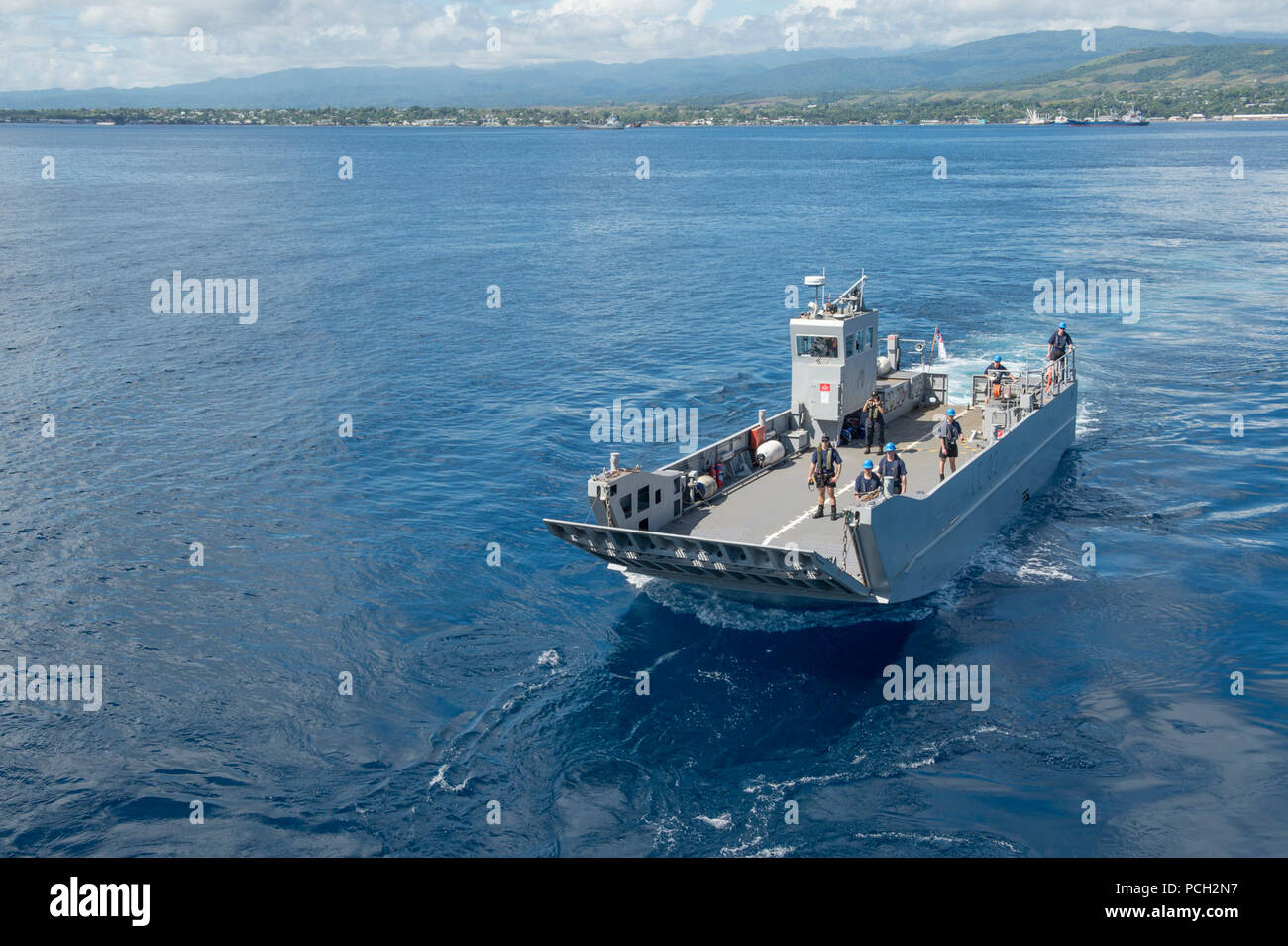 Salomonen (29 Juli 2013) - ein Neuseeland Landing Craft aus dem HEMIGRAMMUS Canterbury in die gut Dock dock Der amphibische Landung Schiff USS Pearl Harbor (LSD 52) vor der Küste der Salomonen während der Pacific Partnerschaft 2013. Arbeiten bei der Einladung von jedem Host Nation, U.S. Navy Kräfte werden von nicht-staatlichen Organisationen (NGOs) und regionalen Partnern, Australien, Kanada, Kolumbien, Frankreich, Japan, Malaysia, Singapur, Südkorea und Neuseeland maritime Sicherheit zu verbessern, die Durchführung humanitärer Hilfe und Katastrophenschutz stärken - Antwort vorbereitet. Stockfoto