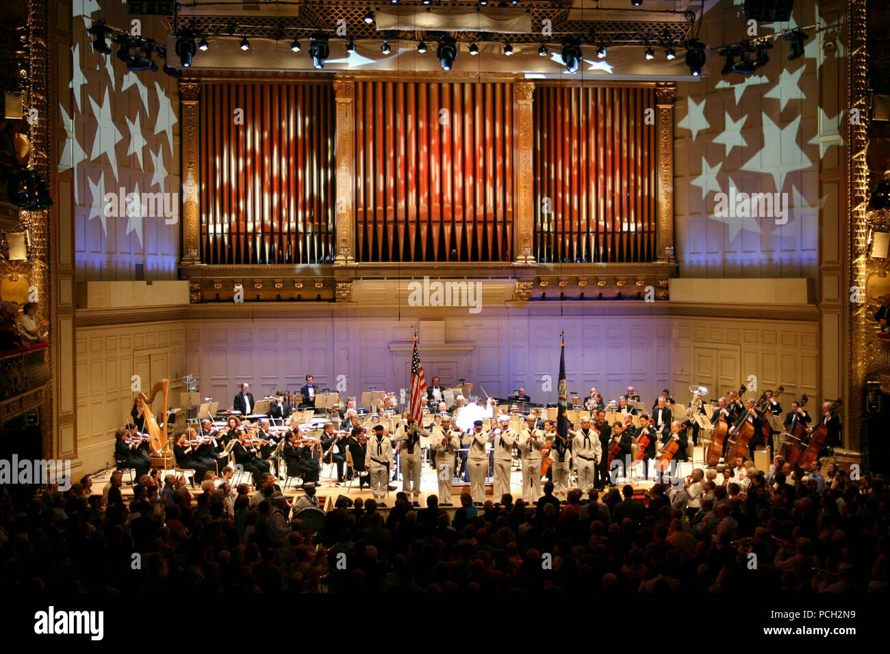 Die USS Constitution Color Guard Team präsentiert Farben wie die Marine Nordosten Marching Band der Welt verbindet - berühmte Boston Pops Orchestra für das große Finale der "Amerika!" Tausende wurden auf dem jährlichen Performance at Symphony Hall für einen Abend der patriotische Lieder. Stockfoto