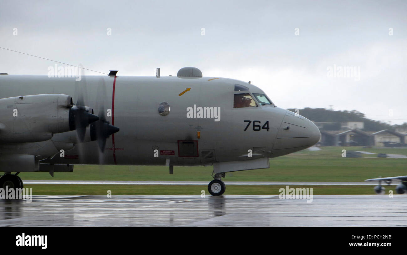 AIR BASE Okinawa, Japan (9. März 2014) A P-3C Orion Flugzeug fährt von Kadena Air Base in Okinawa, Japan in die Suche Bemühungen der fehlenden Malaysia Airlines Flug MH370 zu erleichtern. Die P-3C long-range suchen, Radar- und Kommunikationsfunktionen zu den Anstrengungen mit sich bringt. Der Flug hatte 227 Passagiere aus 14 Nationen, hauptsächlich China und 12 Besatzungsmitglieder. Nach der Malaysia Airlines Website, drei Amerikaner, darunter ein Kleinkind, waren auch an Bord. Stockfoto