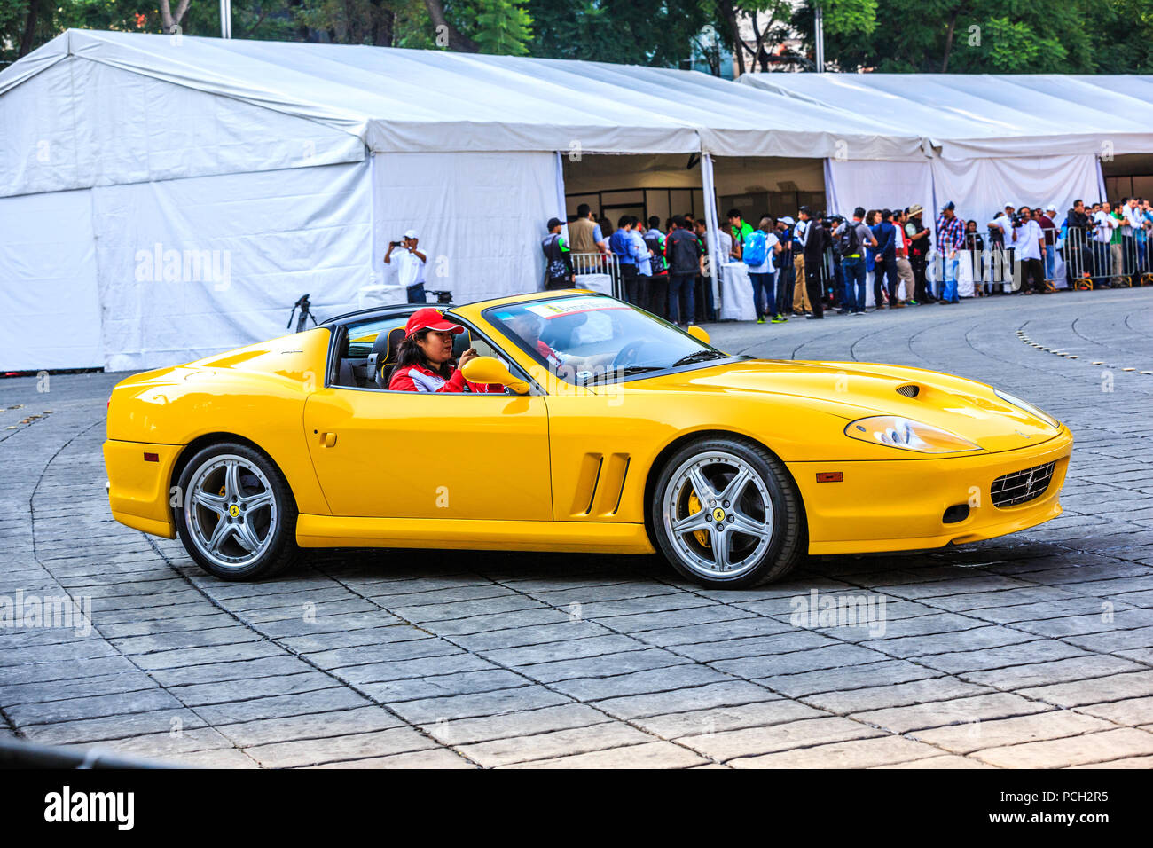 Mexiko City, Mexiko - 08 Juli, 2015: Ferrari 575M Superamerica, Teil der Ferraris Car Parade bei der Scuderia Ferrari Straße Demo von Telcel - ad infinitum. Stockfoto