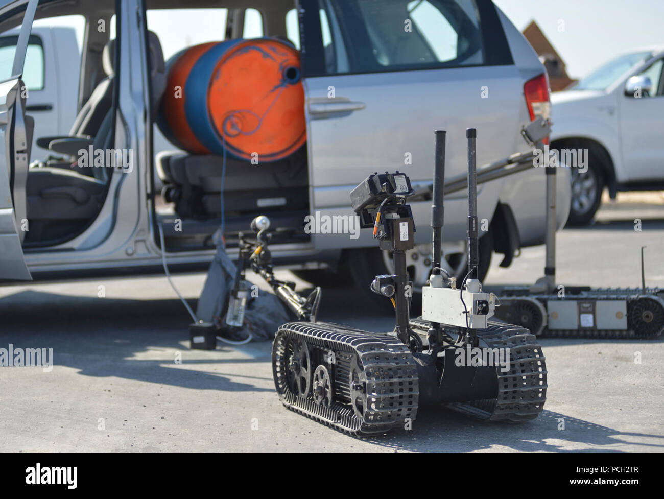 NAVAL SUPPORT ACTIVITY BAHRAIN, Bahrain (Nov. 12, 2012) Roboter gesteuert durch die Beseitigung von Explosivstoffen Techniker für die Beseitigung von Explosivstoffen Mobile Einheit (EODMU) 11 zugeordnet zu bewerten und ein Fahrzeug deaktivieren-basierte Improvised Explosive Device während einer Übung. EODMU 11 ist mit Commander, Task Group 56.9, die Maritime Security Operations und Theater Sicherheit Zusammenarbeit in den USA 5 Flotte Verantwortungsbereich bietet eingesetzt. Stockfoto