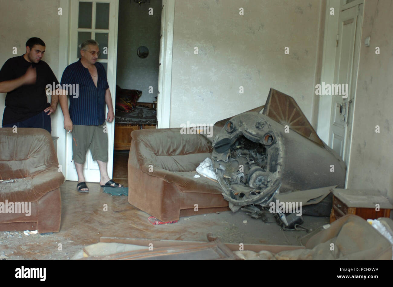 GORI, Georgien (Aug. 25, 2008) eine russische Rakete liegt weitgehend im Schlafzimmer eines Hauses in Gori intakt. Die Bewohner der in die Kritik geratene Stadt haben begonnen zurück und leitete die Arbeit der Reinigung ihrer Stadt nach den jüngsten Konflikt zwischen Russland und Georgien haben. Das Verteidigungsministerium Bereitstellung ist Teil einer größeren United States Antwort der Regierung Georgiens Anfrage für humanitäre Hilfe. Dieser Aufwand wird durch das US-Außenministerium und der US-Agentur für Internationale Entwicklung abgestimmt. Stockfoto