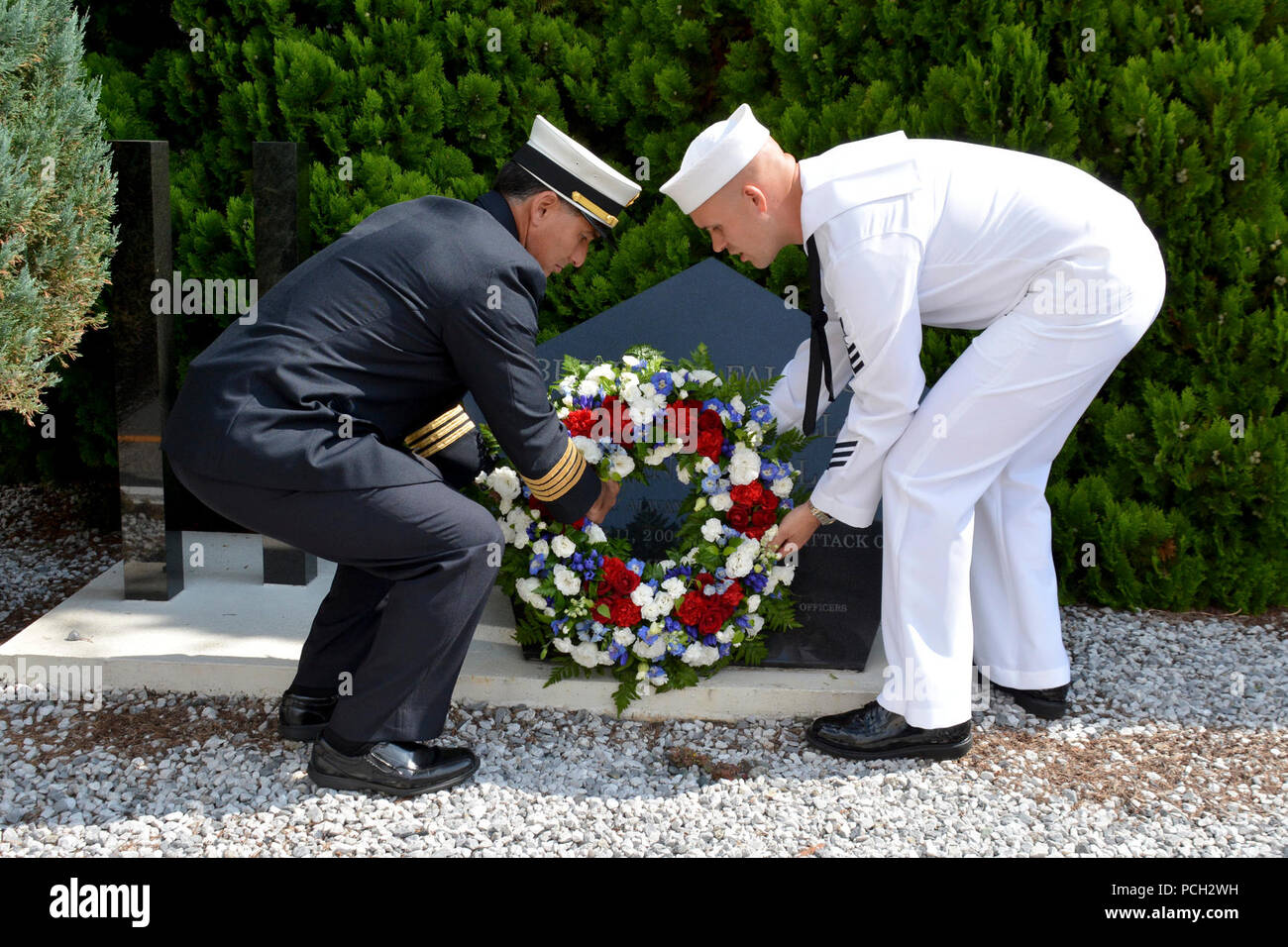 YOKOSUKA, Japan (Sept. 11, 2017) Regionale Technische Dienstleistungen Chief Richard Henderson von der Commander, Marine Region Japan Feuerwehr und kulinarische Specialist 1. Klasse Zachary Brown, Chief wählen Sie aus Port Plain, N.Y., legen einen Kranz am Denkmal 9/11 an der Flotte Aktivitäten (FLEACT) Kamakura, nach einer Gedenkveranstaltung anlässlich des 16. Jahrestag der Terroranschläge. FLEACT Yokosuka bietet, wartet und betreibt base Einrichtungen und Dienstleistungen zur Unterstützung der US-Flotte 7 Vorwärts - bereitgestellt Seestreitkräfte, 71 Mieter Befehle, und 26.000 militärisches und ziviles Personal. Stockfoto