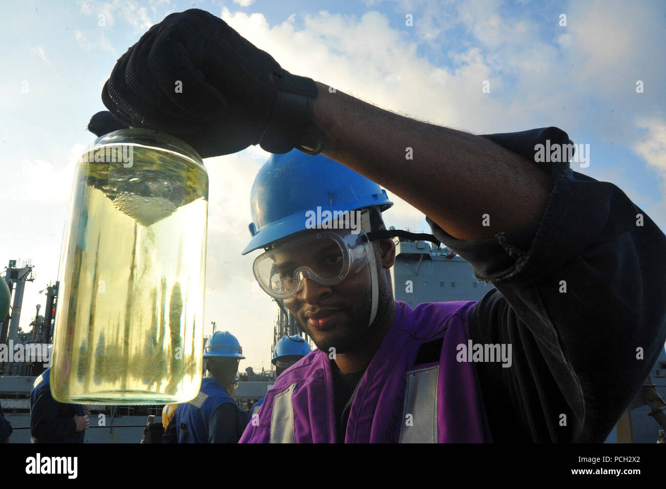 Philippinischen MEER (Nov. 10, 2012) Gas Turbine Systems Techniker (mechanischen) 3. Klasse Brian Campbell, in den geführten zugeordnet Anti-raketen-Zerstörer USS McCampbell (DDG85), untersucht eine Kraftstoffprobe während einer Auffüllung-auf-See mit dem Militär Sealift Command flotte Auffüllung öler USNS Tippecanoe (T-AO-199). McCampbell ist Teil der George Washington Carrier Strike Group gegründet aus Yokosuka, Japan, und leitet eine Patrouille der westlichen Pazifik zur Unterstützung der regionalen Sicherheit und Stabilität in der asiatisch-pazifischen Region von entscheidender Bedeutung. Stockfoto