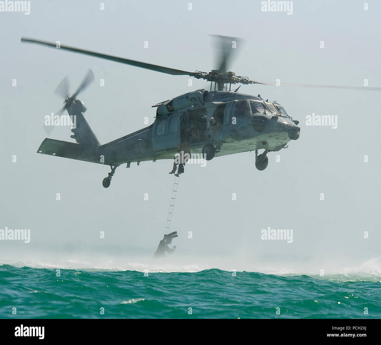 Arabischen Golf (4. Juni 2012) Segler für die Beseitigung von Explosivstoffen Mobile Einheit (EODMU) 2, eine Leiter in einem MH-60S Sea Hawk Hubschrauber Hubschrauber Meer Combat Squadron (HSC) 26 zugewiesen, während der Besetzung und recovery Training zugeordnet. EODMU-2 ist zu Commander Task Group (CTG) 56,1, die eine Mine counter-Maßnahme, Beseitigung von Explosivstoffen, Bergung - Tauchen zugeordnet, Terrorismusbekämpfung, und Schutz für die USA 5 Flotte. HSC-26 ist zum Kommandanten, Task Force (CTF) 53, das Kraftstoff und Nachschub zur US-Marine zugeordnet und Koalition Schiffe in den USA 5 Flotte Verantwortungsbereich. Stockfoto