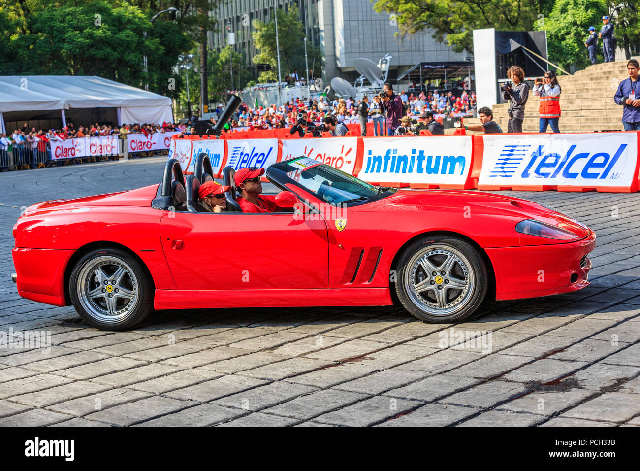 Mexiko City, Mexiko - 08 Juli, 2015: Ferrari 550 Barchetta Pininfarina, Teil des Ferraris Car Parade bei der Scuderia Ferrari Straße Demo von Telcel - ad infinitum. Stockfoto