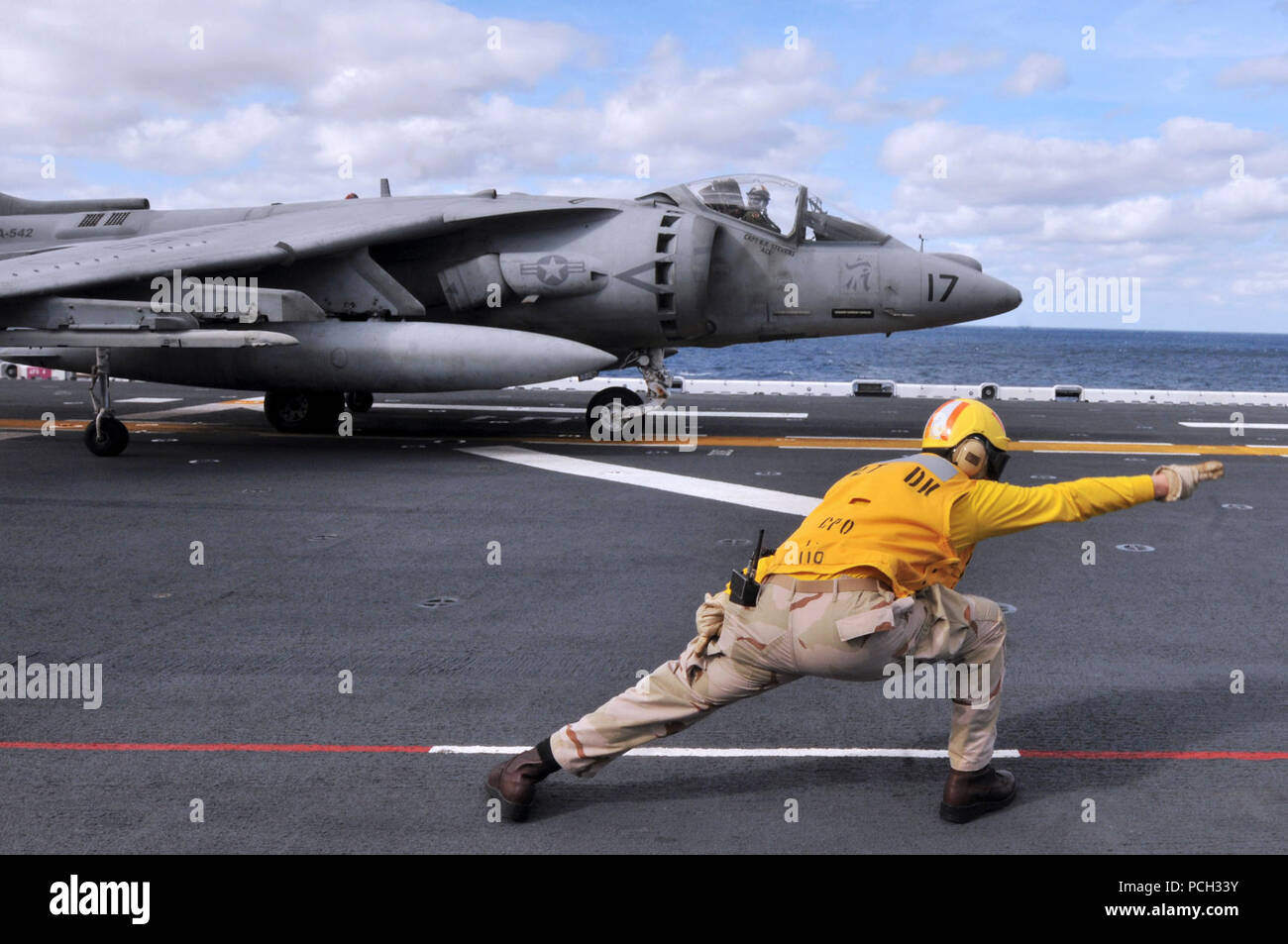 Atlantik (Feb. 4, 2012) Chef der Luftfahrt Bootsmann Mate (Handling) Antonio Wright, von Charlotte, N.C., leitet die Einführung eines AV-8B Harrier auf dem Flugdeck des Amphibious Assault ship USS Kearsarge (LHD3) während der Übung Bold Alligator 2012. Bold Alligator ist der größte Naval Amphibious Übung in den letzten 10 Jahren und stellt die Navy und Marine Corps "Revitalisierung der vollständigen Palette von Amphibischen Operationen. Die Übung konzentriert sich auf die heutigen Kampf mit der heutigen Kräfte, während die Vorteile der seabasing. Die Ausübung erfolgt, Jan. 30 bis Feb.12, 201 Stockfoto