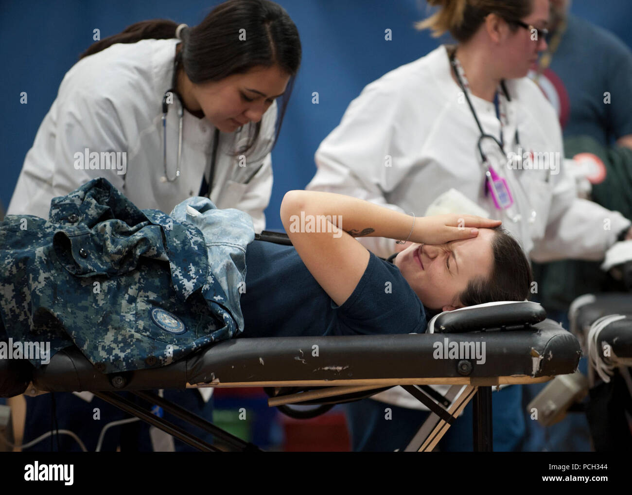 NAVAL WAFFEN STATION SEAL BEACH, Calif (Feb 13, 2013) Mineman Seaman Elizabeth Hagan, an der Abteilung für Marine unterwasser Waffen Munition Befehl CONUS West Division zugeordnet, Gerät Seal Beach, spendet Blut beim Roten Kreuz Blut zu Naval Waffen Station Seal Beach. Stockfoto