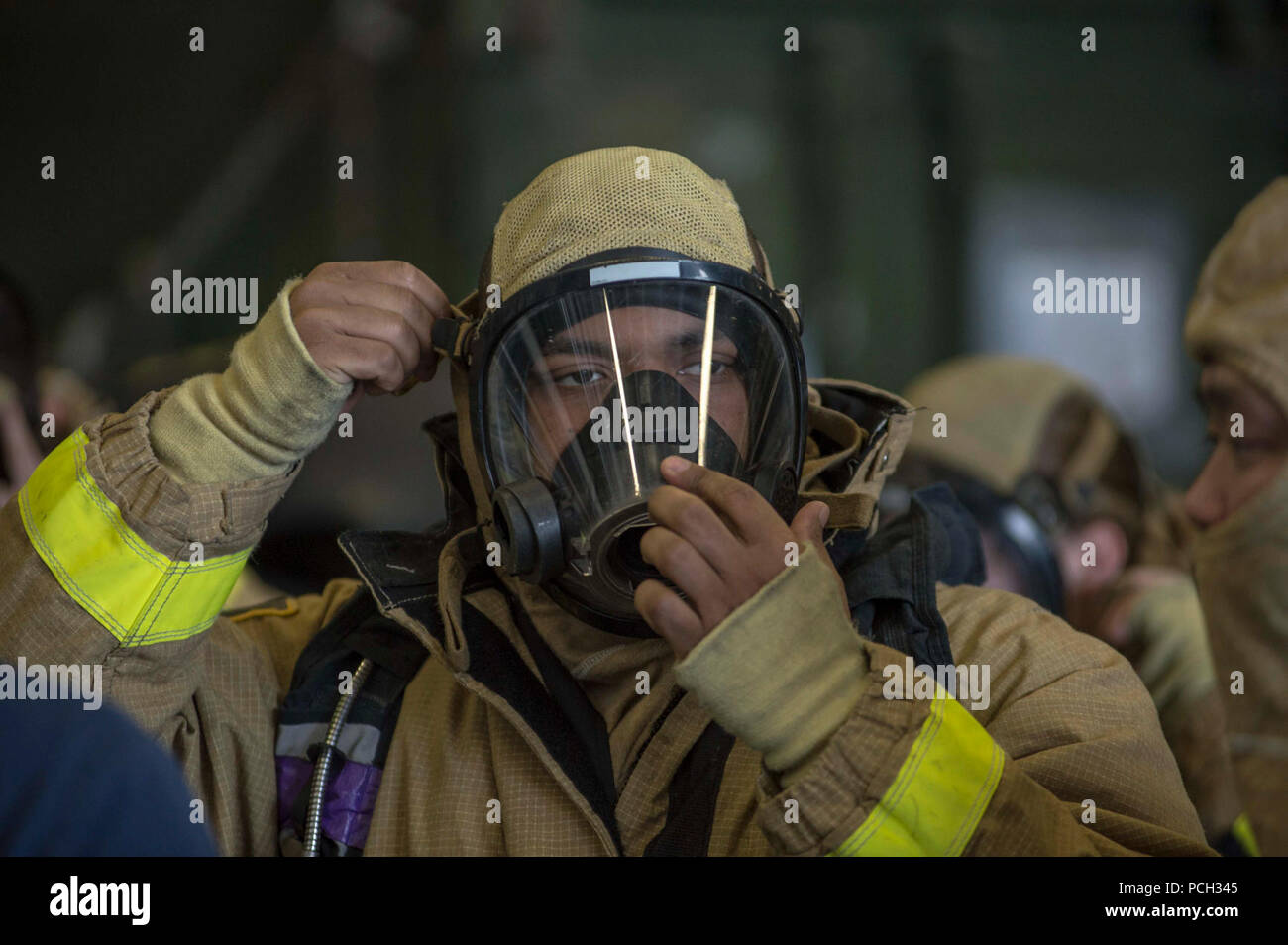 Golf von Aden (März 8, 2014) ein Matrose ein selbst zieht Atemschutz Maske während ein General Quarters bohren an Bord der Amphibisches Schiff USS Boxer (LHD4). Boxer ist das Flaggschiff der Boxer amphibische Gruppe und bereit, mit der begonnen 13 Marine Expeditionary Unit, ist zur Unterstützung der Maritime Security Operations und Theater Sicherheit Zusammenarbeit in den USA 5 Flotte Verantwortungsbereich eingesetzt. Stockfoto