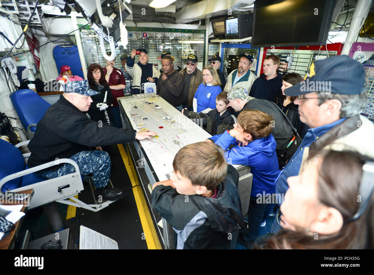 NORFOLK (Nov. 30, 2012) ein US-Marine Sailor, zugeordnet zu den Flugzeugträger USS Enterprise (CVN 65), gibt eine Präsentation auf den Betrieb des Schiffes Flight Deck Control Center zu einer Reisegruppe während des Schiffes Inaktivierung Woche Touren Nov. 30. Enterprise wurde 1961 in Betrieb genommen und soll ihr Inaktivierung zu feiern, Dez. 1, nach 51 Jahren im Dienst. Stockfoto