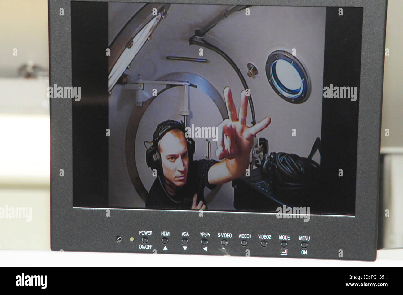 Calif (19 Juli 2012) Hospital Corpsman 2. Klasse Eric Stuart, ein ärztliches Attest Techniker Naval Special Warfare Center zugeordnet, gibt das Okay melden, um mitzuteilen, dass die zweite Phase grundlegende Underwater Demolition/DICHTUNG (BUD/S) die Kandidaten werden in der Regel während einer Druckprüfung in einer Dekompressionskammer reagieren. Tauchen medizinische Techniker sind verpflichtet, der Kammer mit der Knospe eingeben/S Schüler bei gleichzeitiger Verabreichung eines standard Navy Druck prüfen, um zu sehen, wie sie ihren Körper in einer Unterwasserwelt Einstellung reagieren. Die zweite Phase ist ein 7-Wochen Kurs während BUD/S Ausbildung, underwater swimming Fähigkeiten führt Stockfoto