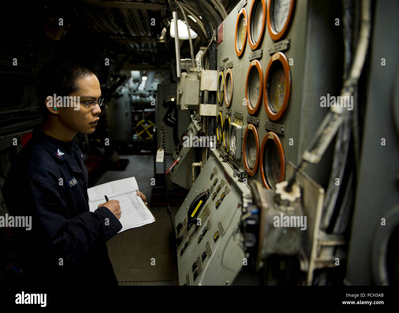 EAST CHINA SEA (Jan. 30, 2013) Engineman 3. Klasse Kaung Han Protokolle Zählerstände beim stehen Geräte Monitor anschauen im Technikraum 2 an Bord der Whidbey Island-Klasse amphibische Landung dock Schiff USS Tortuga (LSD 46). Tortuga ist Teil der Bonhomme Richard Amphibious Ready Gruppe und arbeitet in den USA 7 Flotte Verantwortungsbereich. Stockfoto