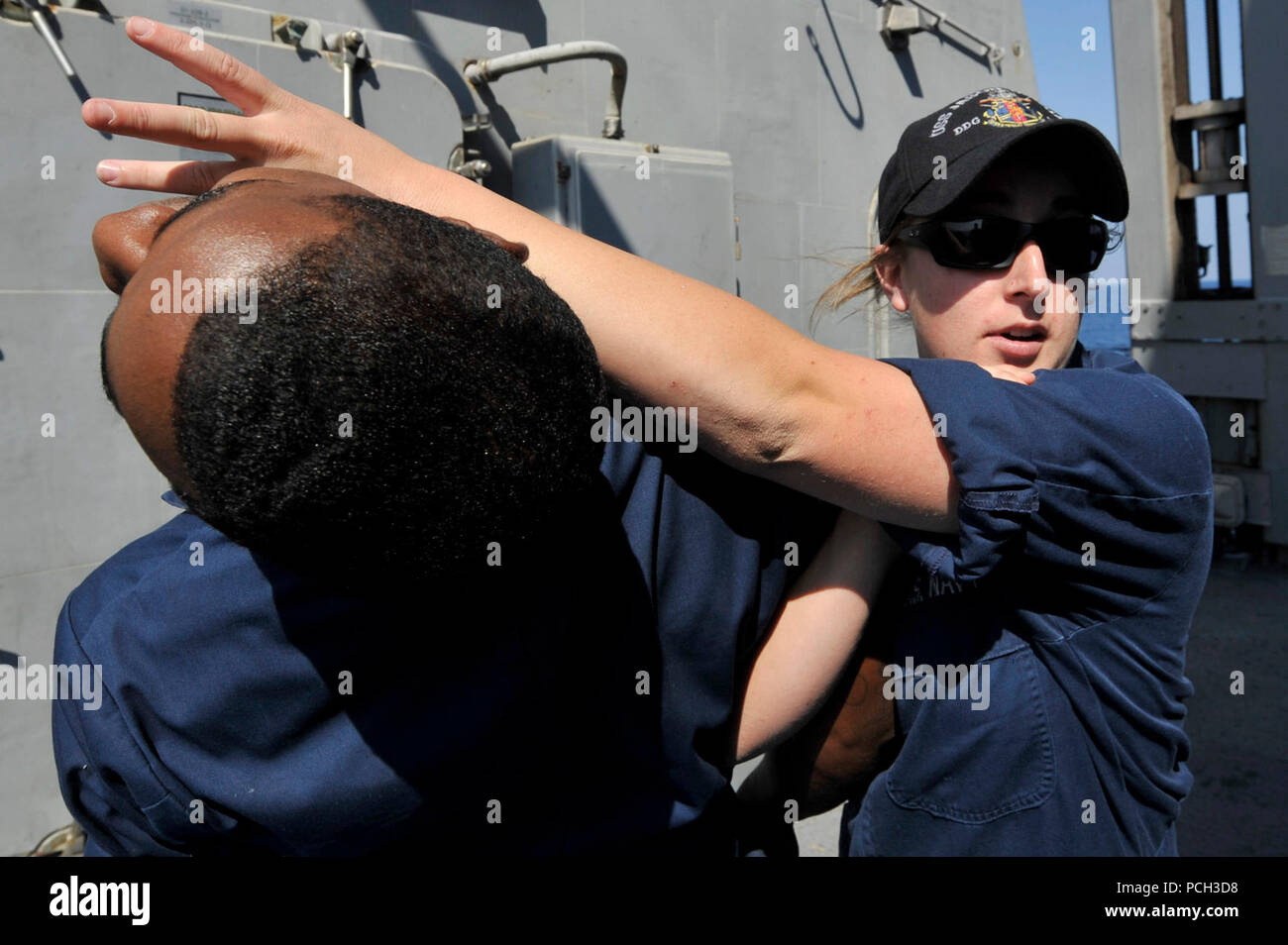 5. US-Flotte VERANTWORTUNGSBEREICH (Nov. 5, 2012) die Gunner Mate 2. Klasse Cassi Waddell, rechts, zeigt die ordnungsgemäße mechanische ADVANTAGE -Steuerung hält an Seaman Collins Dumas während der eingreiftruppe Basic Training an Bord der geführte Anti-raketen-Zerstörer USS Jason Dunham (DDG109). Jason Dunham ist in die USA 5 Flotte Verantwortungsbereich Durchführung Maritime Security Operations eingesetzt, Theater Sicherheit Bemühungen um Zusammenarbeit und Unterstützung für die Operation Enduring Freedom. Stockfoto