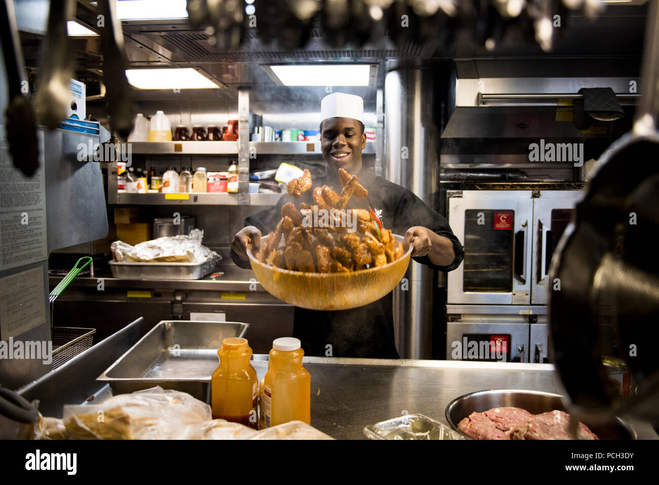 Pazifik (Aug. 17, 2015) Kulinarische Specialist 3. Klasse Donnie Shannon bereitet das Mittagessen für Segler an Bord der geführte Anti-raketen-Zerstörer USS Chung-Hoon (DDG93). Chung-Hoon unterzieht sich einem Composite Trainingsgerät übung und Joint Task Force Übung ist der letzte Schritt bei der Zertifizierung zu implementieren. Stockfoto