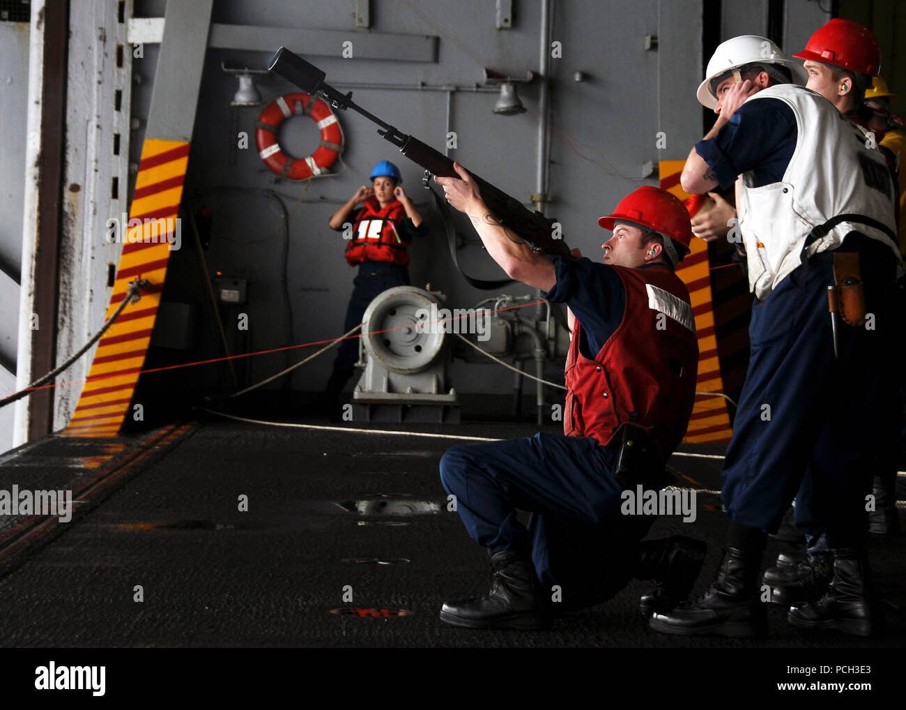 Pazifik (Nov. 15, 2012) GunnerХs Mate Seemann Phillip Stutesman bereitet die Shots zu schießen, während eine Auffüll-anforderung auf See an Bord der Flugzeugträger USS Nimitz (CVN 68). Der Nimitz erfolgreich abgeschlossen Die shipХs Joint Task Force Übung, das entworfen ist, um einen Streik zu testen groupХs Fähigkeit in schwierigen und komplexen Umgebungen mit anderen US- und Koalitionstruppen zu betreiben. Die US-Marine ist zuverlässig, flexibel und bereit, weltweit auf, über und unter dem Meer. Beteiligen Sie sich an der Diskussion über soziale Medien mit #Warfighting. Stockfoto