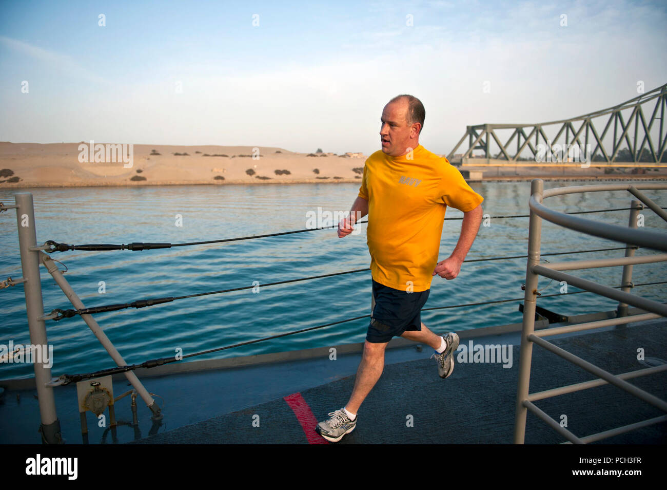 SUEZ CANAL (16. März 2013) Command Master Chief Raymond Charest, der Geführten zugeordnet - missile Cruiser USS Stadt Hue (CG66), beginnt er sein Bein des Betriebes der Graben, ein Schiff Relais während der gesamten 101 km langen Suezkanal Transit. Stadt Hue ist in die USA 5 Flotte Verantwortungsbereich eingesetzt und ist die Förderung der Maritime Security Operations, Theater Sicherheit Bemühungen um Zusammenarbeit und Unterstützung von Missionen im Rahmen der Operation Enduring Freedom. Stockfoto