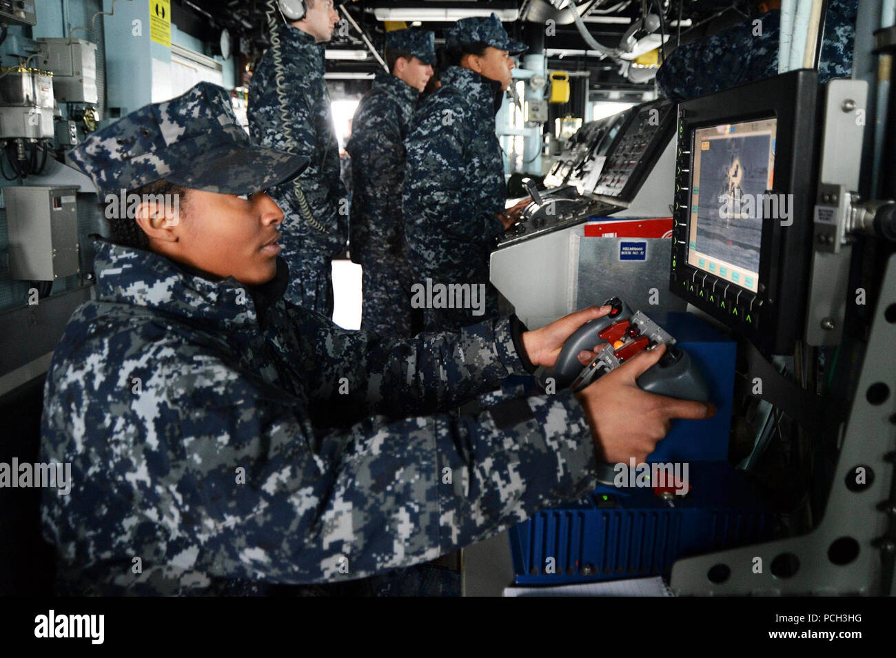 PYEONGTAEK, Republik Korea (18. März 2013) Die Gunner Mate 3. Klasse Akilch Morris Monitore Oberfläche Kontakte auf der Brücke der Arleigh-Burke-Klasse geführte Anti-raketen-Zerstörer USS McCampbell (DDG85) als das Schiff fährt Pyeongtaek, Republik Korea. McCampbell ist Teil der Destroyer Squadron 15, Yokosuka, Japan bereitgestellt und ist unterwegs die bilateralen Übung Fohlen Eagle zu führen 2013 mit befreundeten Nation, Republik Korea zur Unterstützung der regionalen Sicherheit und Stabilität der Indo-Asia-Pazifik-Region. Stockfoto