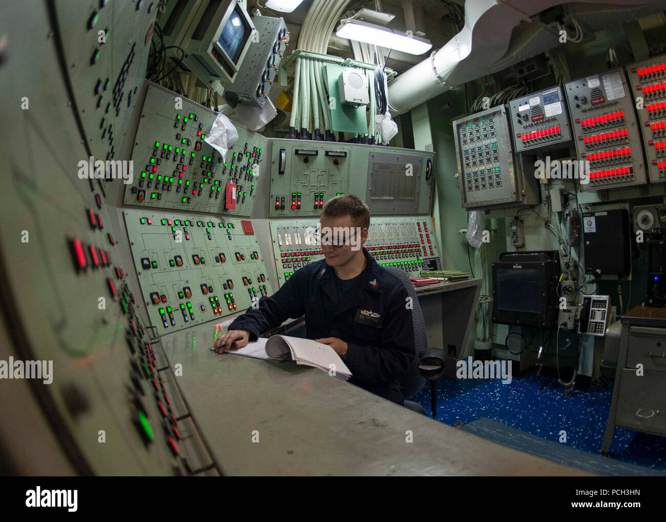 5. US-Flotte BEREICH VON OPERATIONEN (12. Mai 2018) Schäden Controlman 2. Klasse Ross Fergerson steht zusehen, wie der Schaden Zentrale watch Supervisor an Bord der Wasp-Klasse amphibisches Schiff USS Iwo Jima (LHD7). Iwo Jima ist in Mayport, Fla. homeported, und ist auf die Bereitstellung zu den USA 5 Flotte Bereich für Maßnahmen zur Erhöhung der Sicherheit des Seeverkehrs Operationen Verbündeten und Partnern zu beruhigen, und der Freiheit der Schiffahrt und des freien Handels in der Region erhalten. Stockfoto