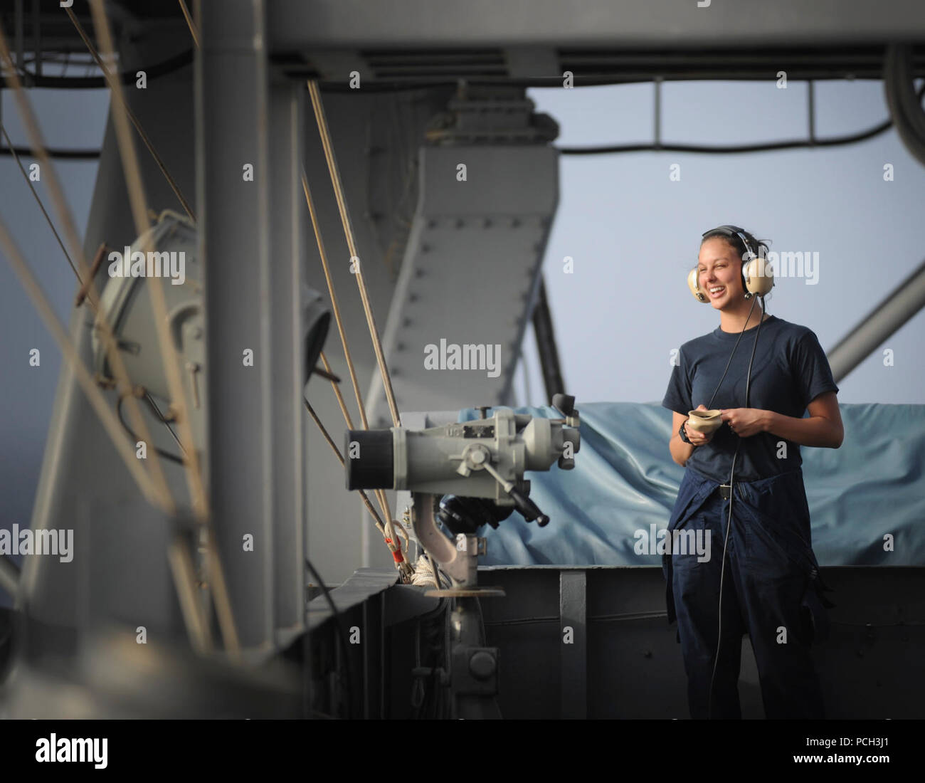 Golf von Oman (18. Juni 2013) Der Bootsmann Mate Seemann Vanessa McClelland steht, sehen Sie auf dem Flugzeugträger USS Nimitz (CVN 68). Der Nimitz Carrier Strike Group ist in die USA 5 Flotte Verantwortungsbereich Durchführung Maritime Security Operations eingesetzt, Theater Sicherheit Bemühungen um Zusammenarbeit und Unterstützung für die Operation Enduring Freedom. Stockfoto